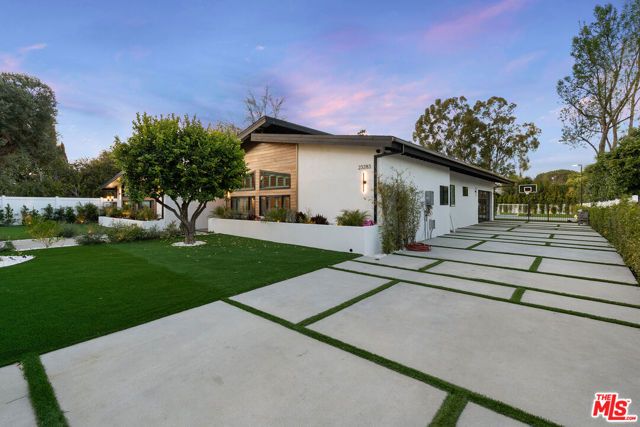 23283 Erwin Street, Woodland Hills (los Angeles), CA 91367