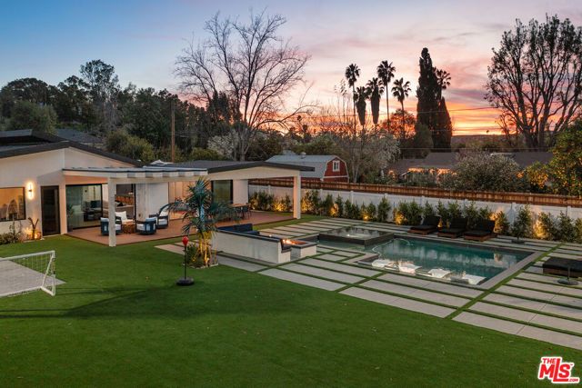 23283 Erwin Street, Woodland Hills (los Angeles), CA 91367