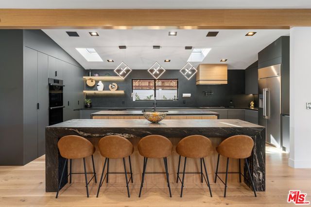 23283 Erwin Street, Woodland Hills (los Angeles), CA 91367