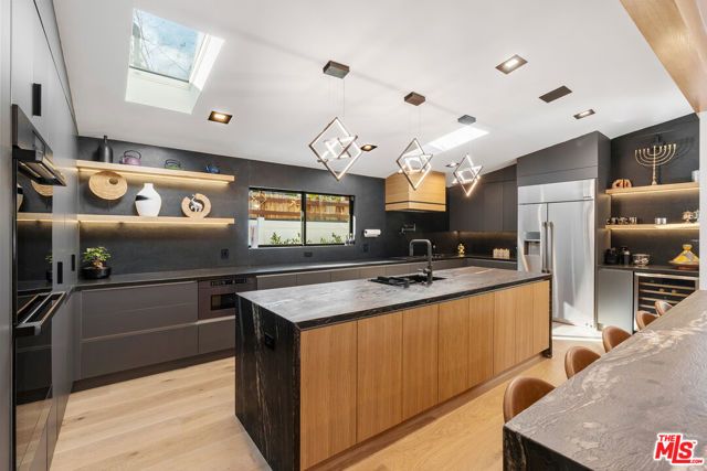 23283 Erwin Street, Woodland Hills (los Angeles), CA 91367