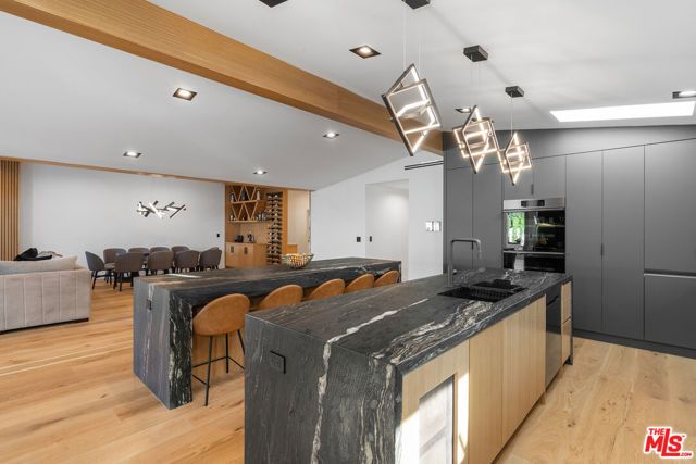 23283 Erwin Street, Woodland Hills (los Angeles), CA 91367