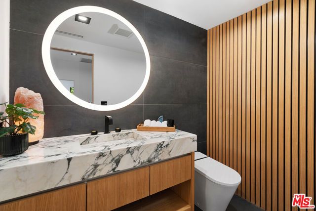 23283 Erwin Street, Woodland Hills (los Angeles), CA 91367