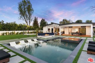 23283 Erwin Street, Woodland Hills (los Angeles), CA 91367