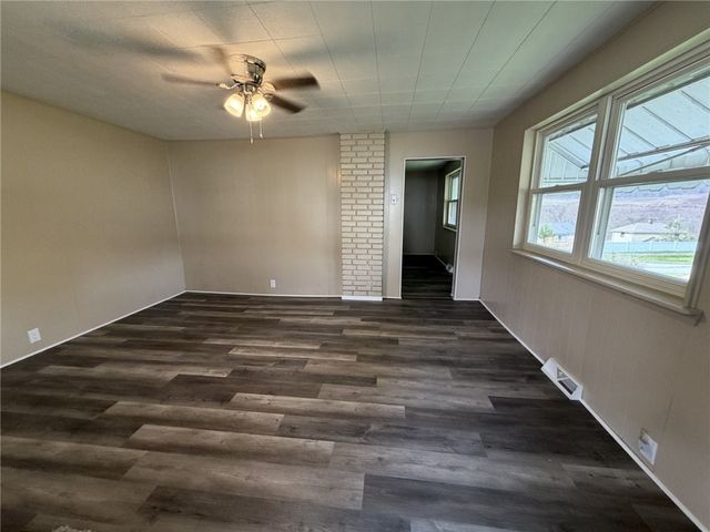 1156 Eisenhower Dr, West Deer, PA 15076