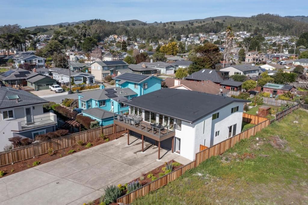 Image 13 of property listing at 355 Avenue Alhambra, El Granada, CA 94018