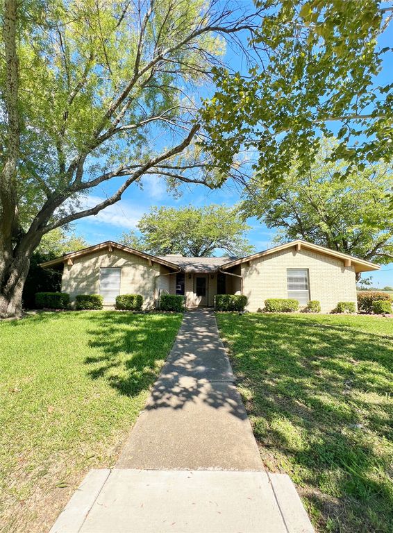 100 Comanche Court, Waxahachie, TX 75165