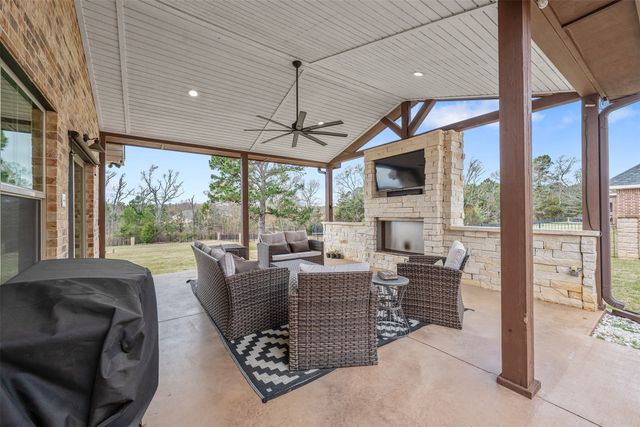 404 Corrigan Trails Boulevard, Lindale, TX 75771