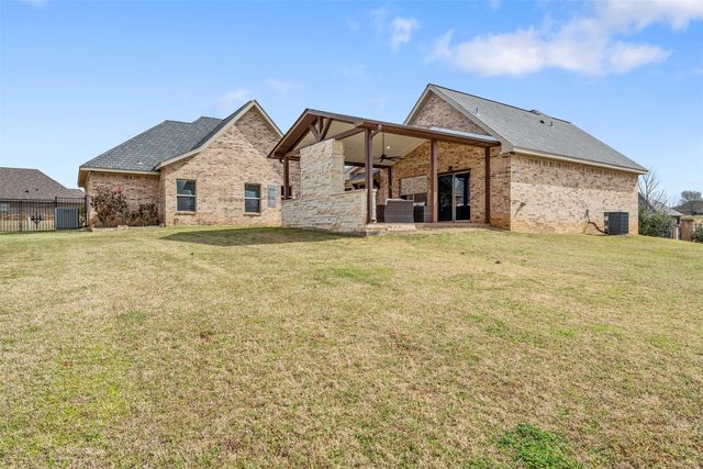 404 Corrigan Trails Boulevard, Lindale, TX 75771
