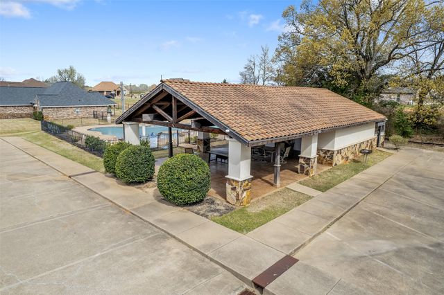 404 Corrigan Trails Boulevard, Lindale, TX 75771