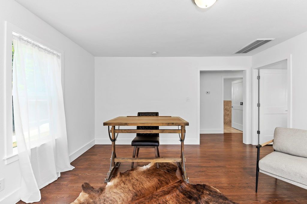 1512 W Koenig LN, Austin, TX 78756