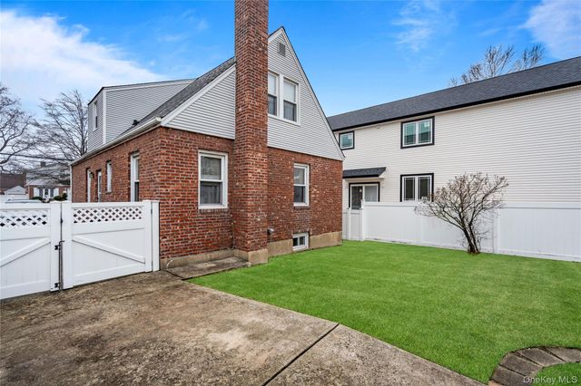 19 William Street, Valley Stream, NY 11580