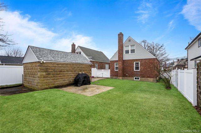 19 William Street, Valley Stream, NY 11580