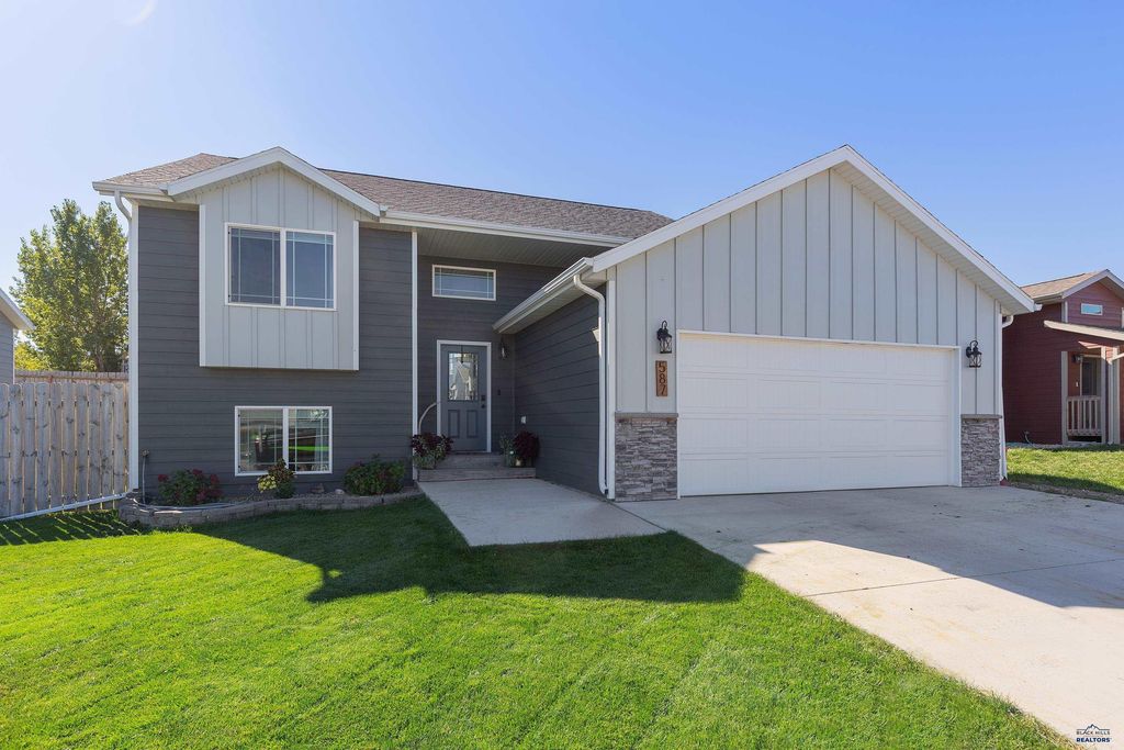 587 QUINTON LN, Box Elder, SD 57719