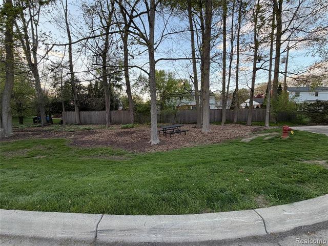 31065 Tremont Lane, Beverly Hills, MI 48025