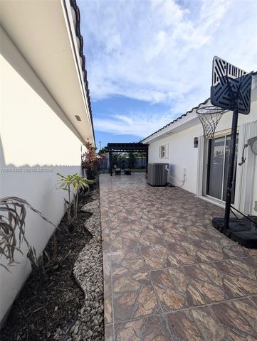 15356 SW 42nd Ln, Miami, FL 33185
