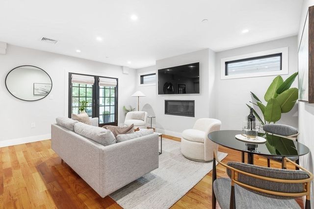 113-115 Falcon St 113-3, Boston, MA 02128