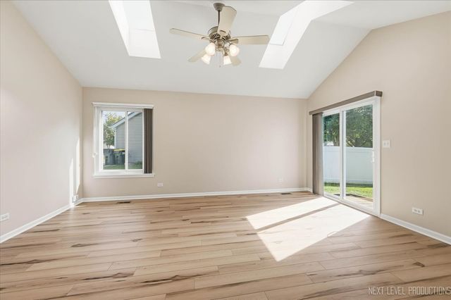 798 STANFORD Lane, Carol Stream, IL 60188