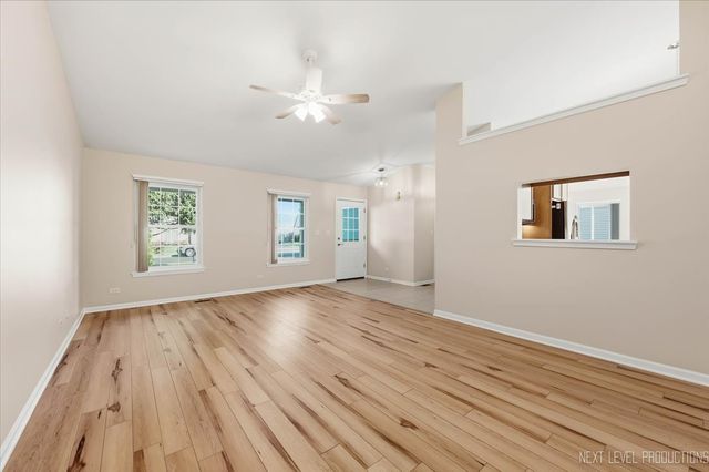 798 STANFORD Lane, Carol Stream, IL 60188
