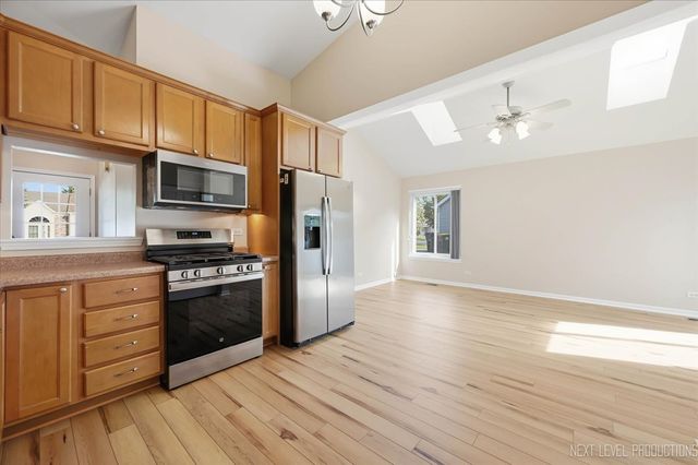 798 STANFORD Lane, Carol Stream, IL 60188