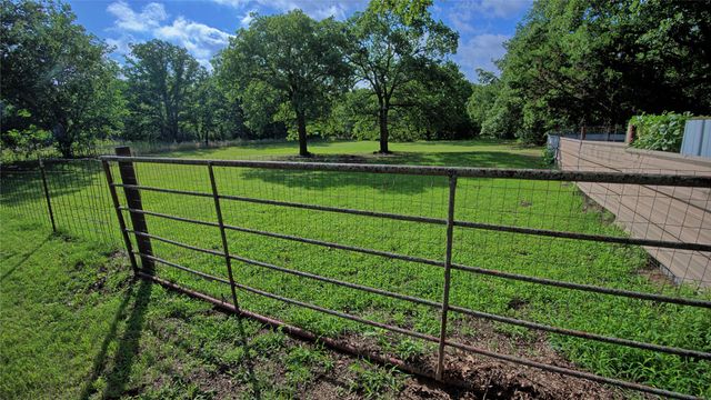 864 Upper Montague Road, Bowie, TX 76230