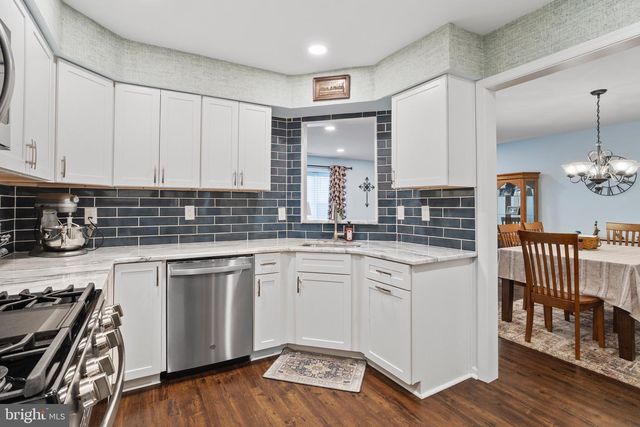 3907 SAXONY DR, Mount Laurel, NJ 08054