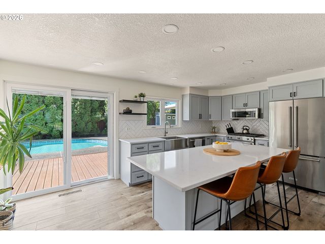 15784 Nw OVERTON Dr, Beaverton, OR 97006