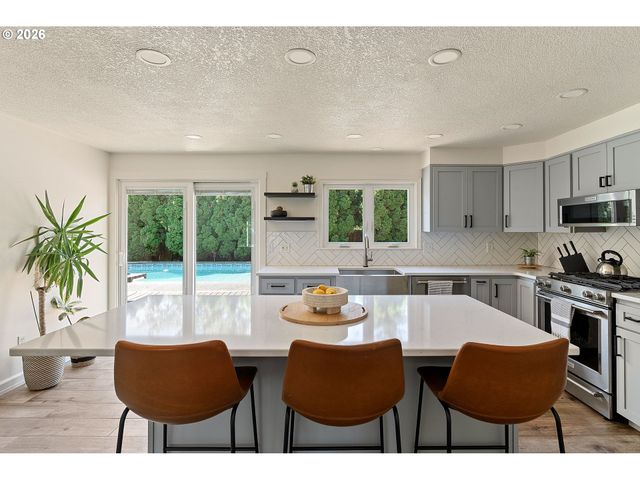 15784 Nw OVERTON Dr, Beaverton, OR 97006