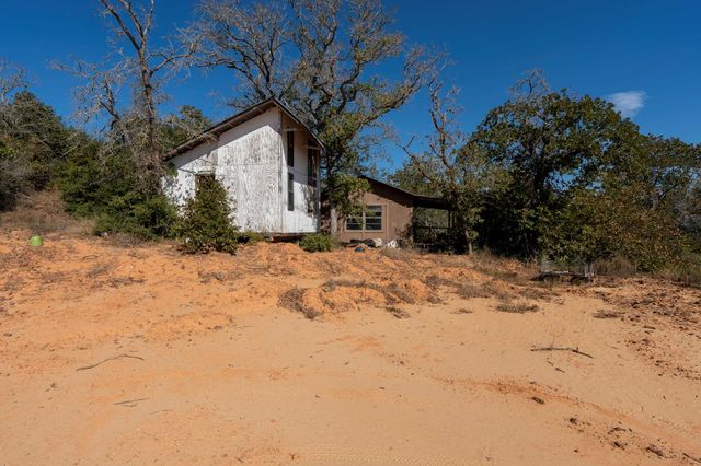 3115 Chuckwagon RD, Luling, TX 78648
