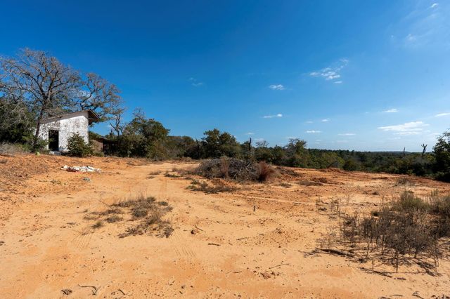 3115 Chuckwagon RD, Luling, TX 78648