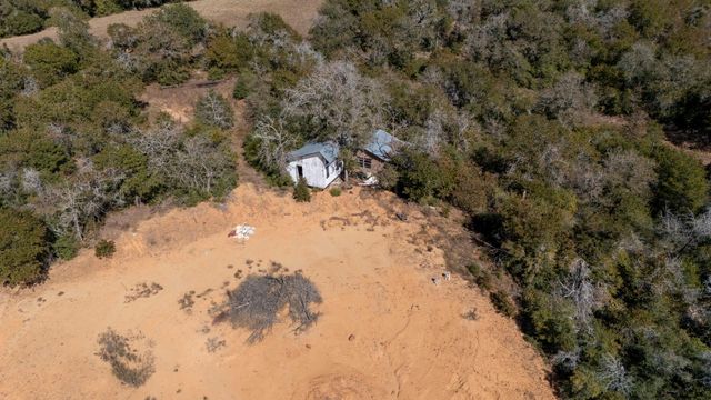 3115 Chuckwagon RD, Luling, TX 78648