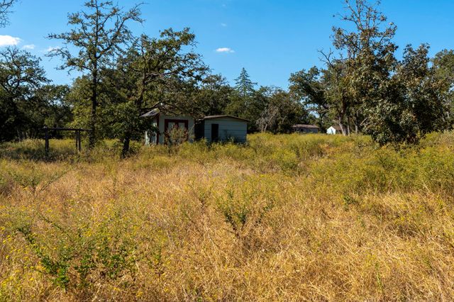 3115 Chuckwagon RD, Luling, TX 78648