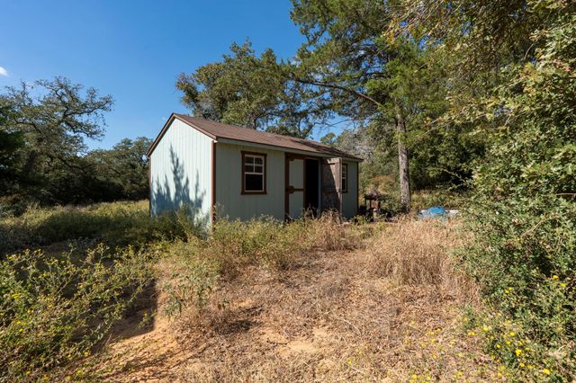 3115 Chuckwagon RD, Luling, TX 78648