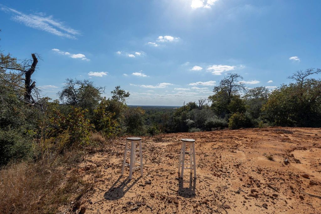 3115 Chuckwagon RD, Luling, TX 78648