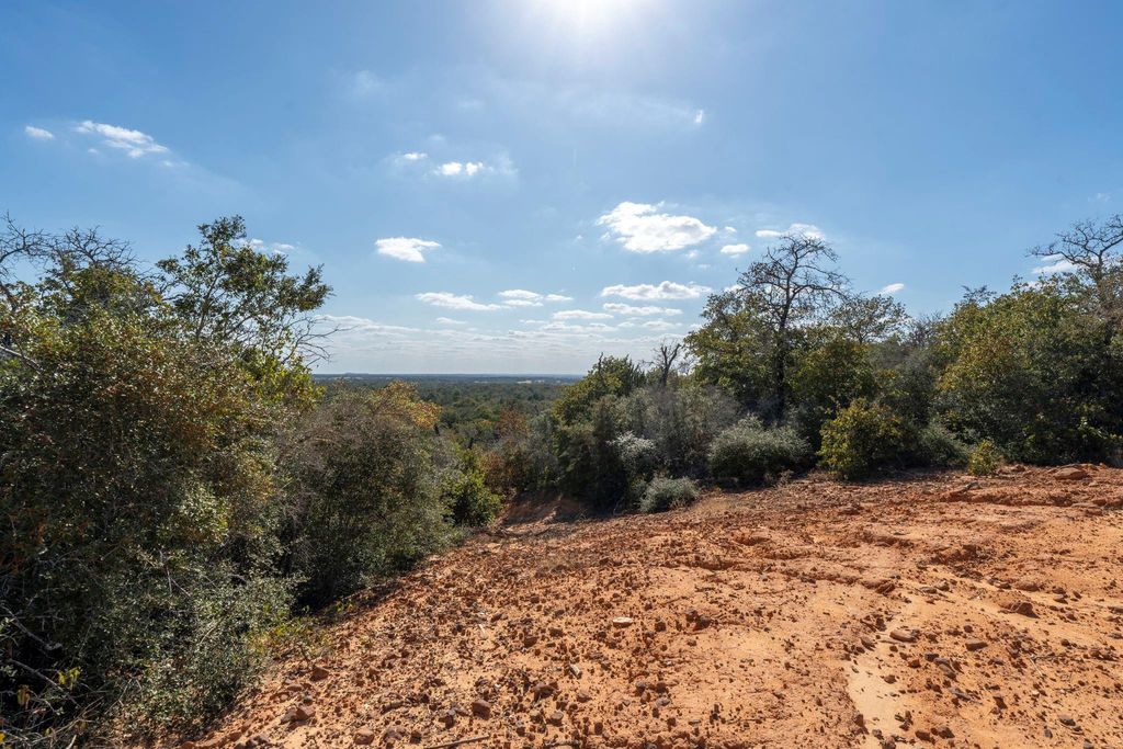 3115 Chuckwagon RD, Luling, TX 78648