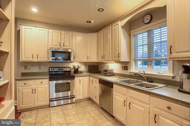 7748 GRAYBILL DR, Harrisburg, PA 17112