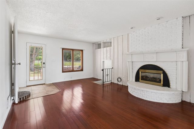 1900 NW 82nd Street, Clive, IA 50325