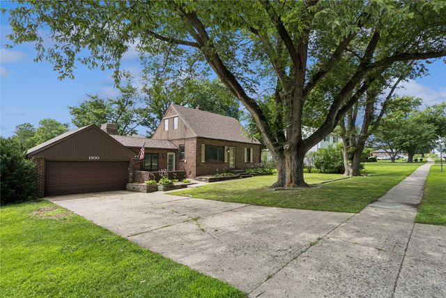 1900 NW 82nd Street, Clive, IA 50325