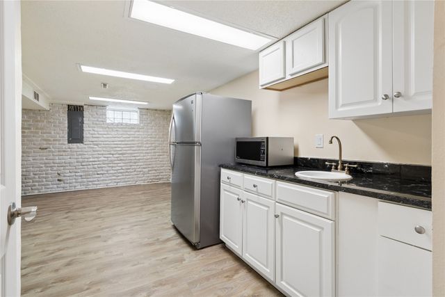 1900 NW 82nd Street, Clive, IA 50325