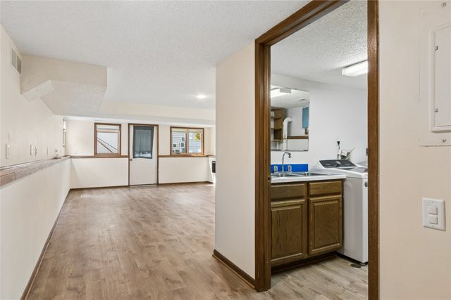 1900 NW 82nd Street, Clive, IA 50325