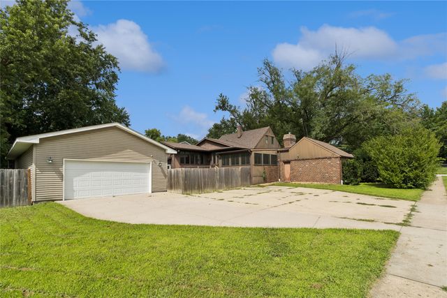 1900 NW 82nd Street, Clive, IA 50325