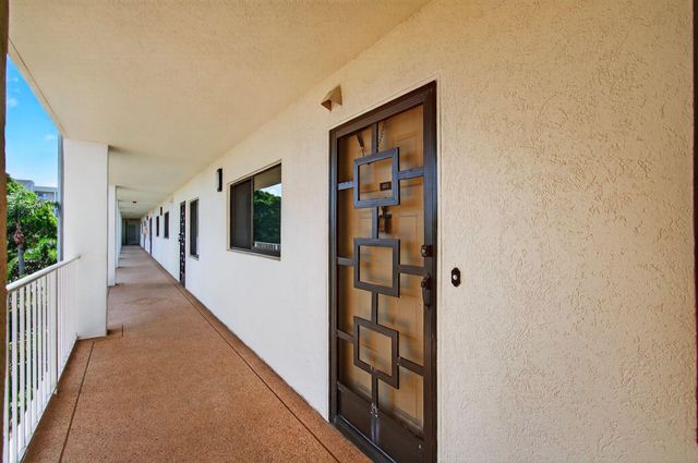 7290 Kinghurst Drive 405, Delray Beach, FL 33446