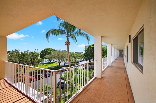 7290 Kinghurst Drive 405, Delray Beach, FL 33446