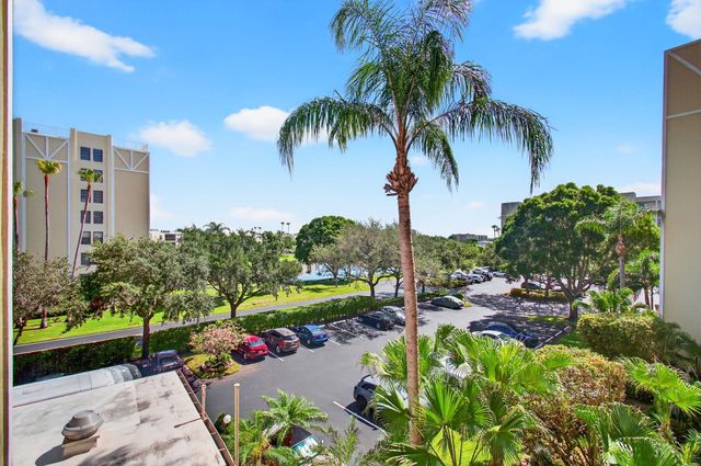 7290 Kinghurst Drive 405, Delray Beach, FL 33446