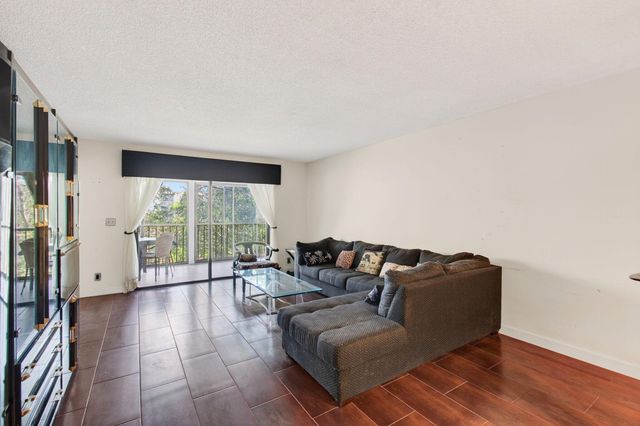 7290 Kinghurst Drive 405, Delray Beach, FL 33446
