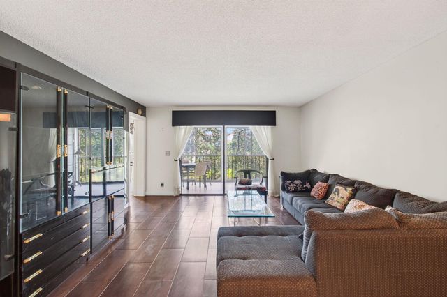 7290 Kinghurst Drive 405, Delray Beach, FL 33446