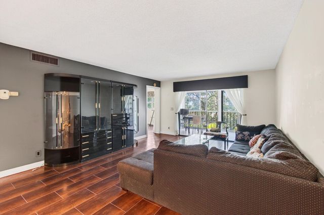 7290 Kinghurst Drive 405, Delray Beach, FL 33446