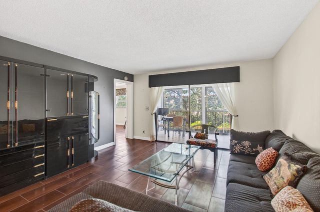 7290 Kinghurst Drive 405, Delray Beach, FL 33446
