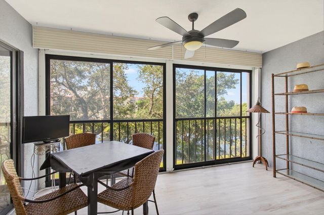 7290 Kinghurst Drive 405, Delray Beach, FL 33446