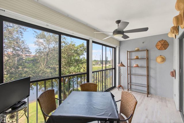 7290 Kinghurst Drive 405, Delray Beach, FL 33446