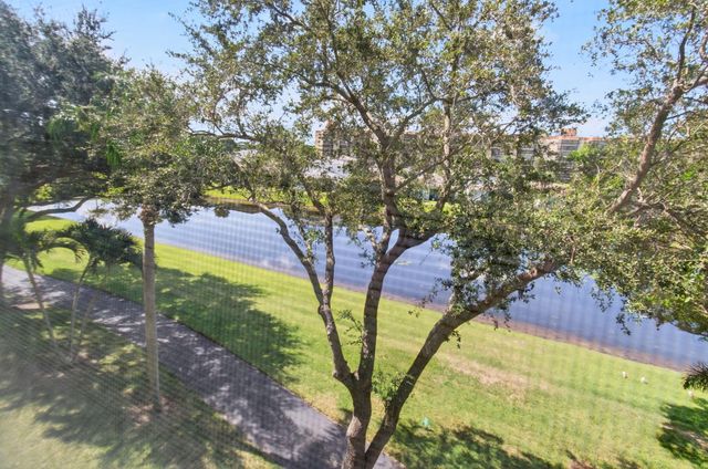 7290 Kinghurst Drive 405, Delray Beach, FL 33446
